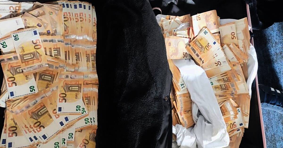 Three men arrested after gardaí find almost €350,000 cash in suitcase