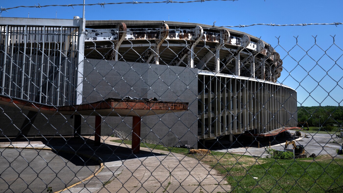 Trump threatens to derail Washington Commanders' new stadium deal over team name : NPR