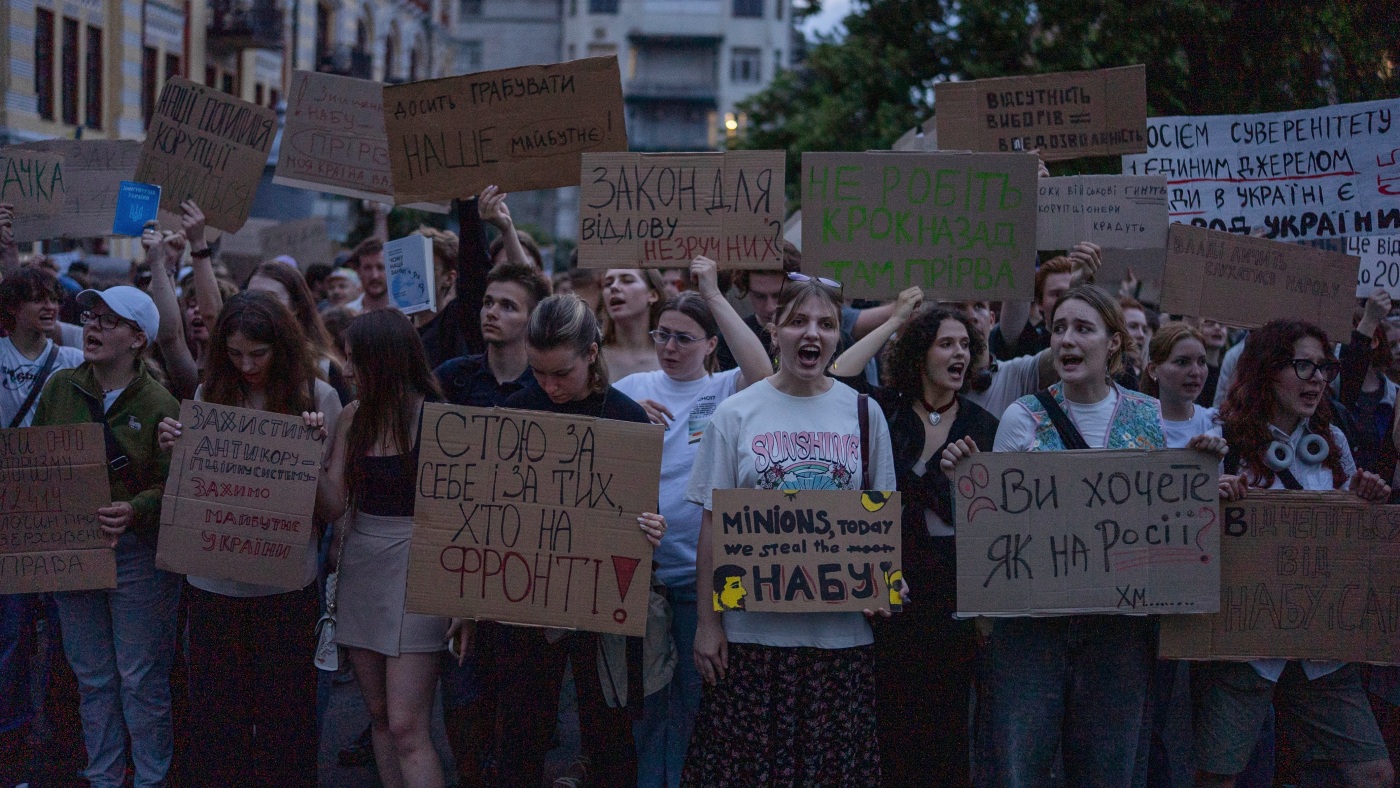 Thousands protest as Zelenskyy weakening anti-corruption : NPR
