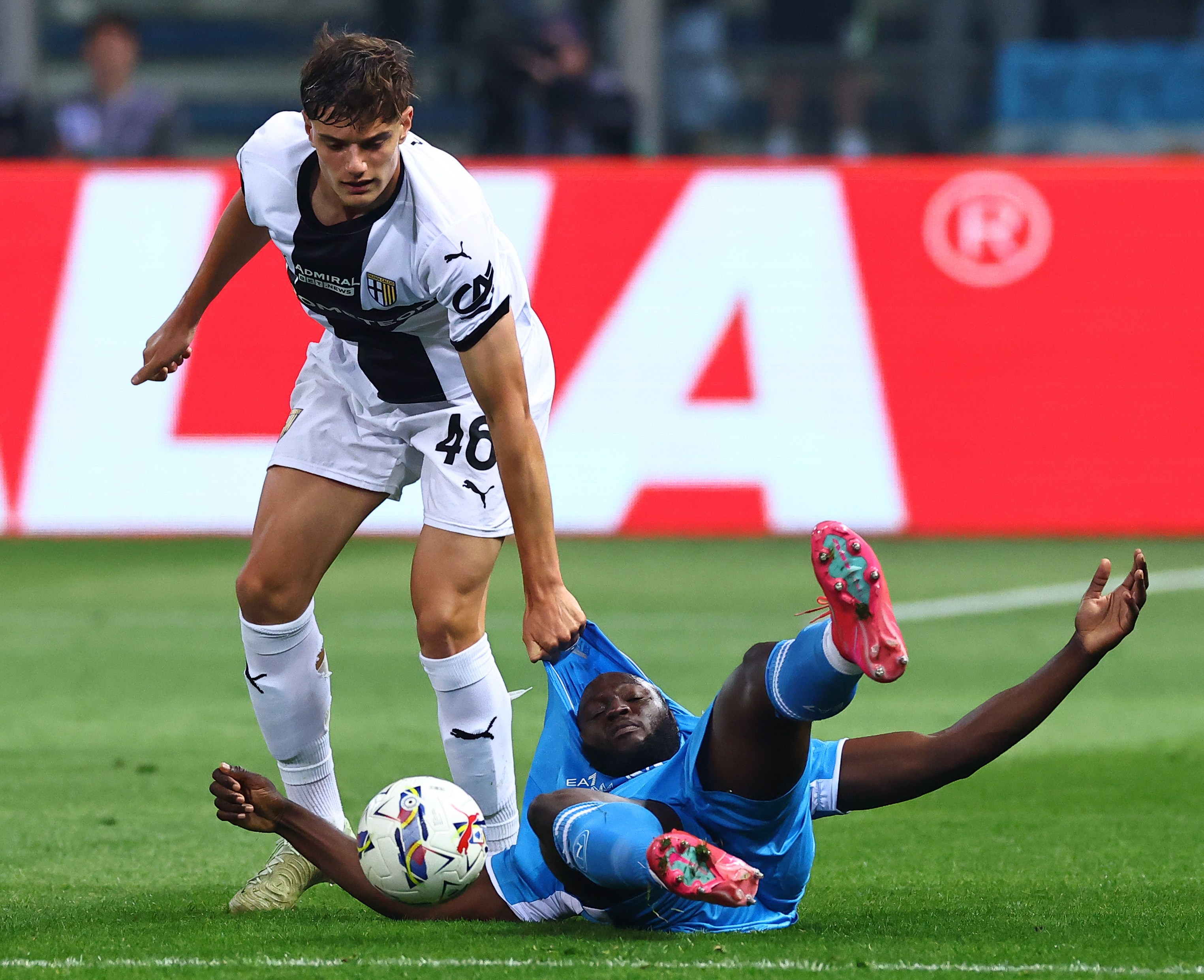 Soccer player Giovanni Leoni of Parma Calcio 1913 pulls the jersey of Romelu Lukaku of SSC Napoli during a Serie A match.