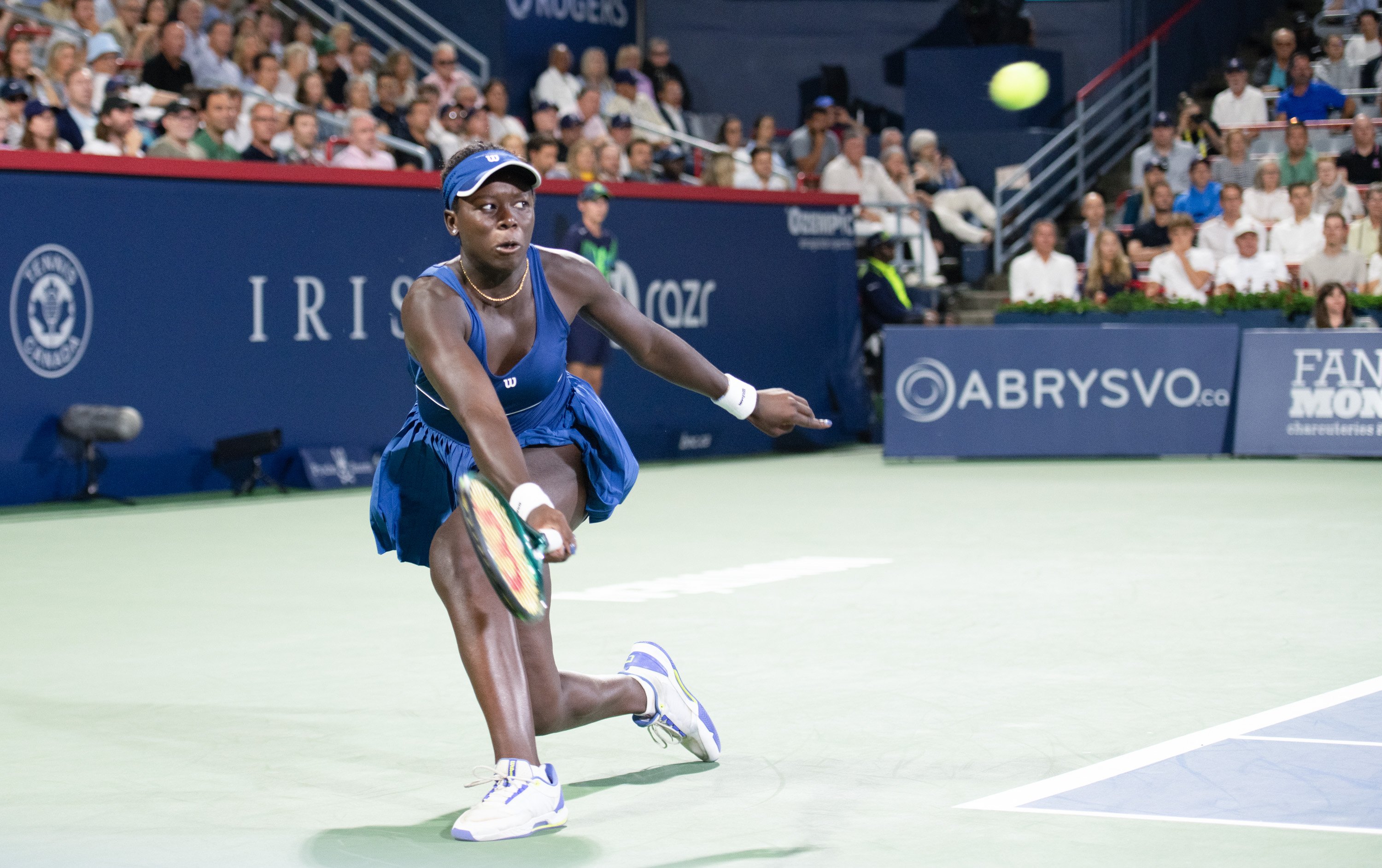 Victoria Mboko of Canada playing tennis.