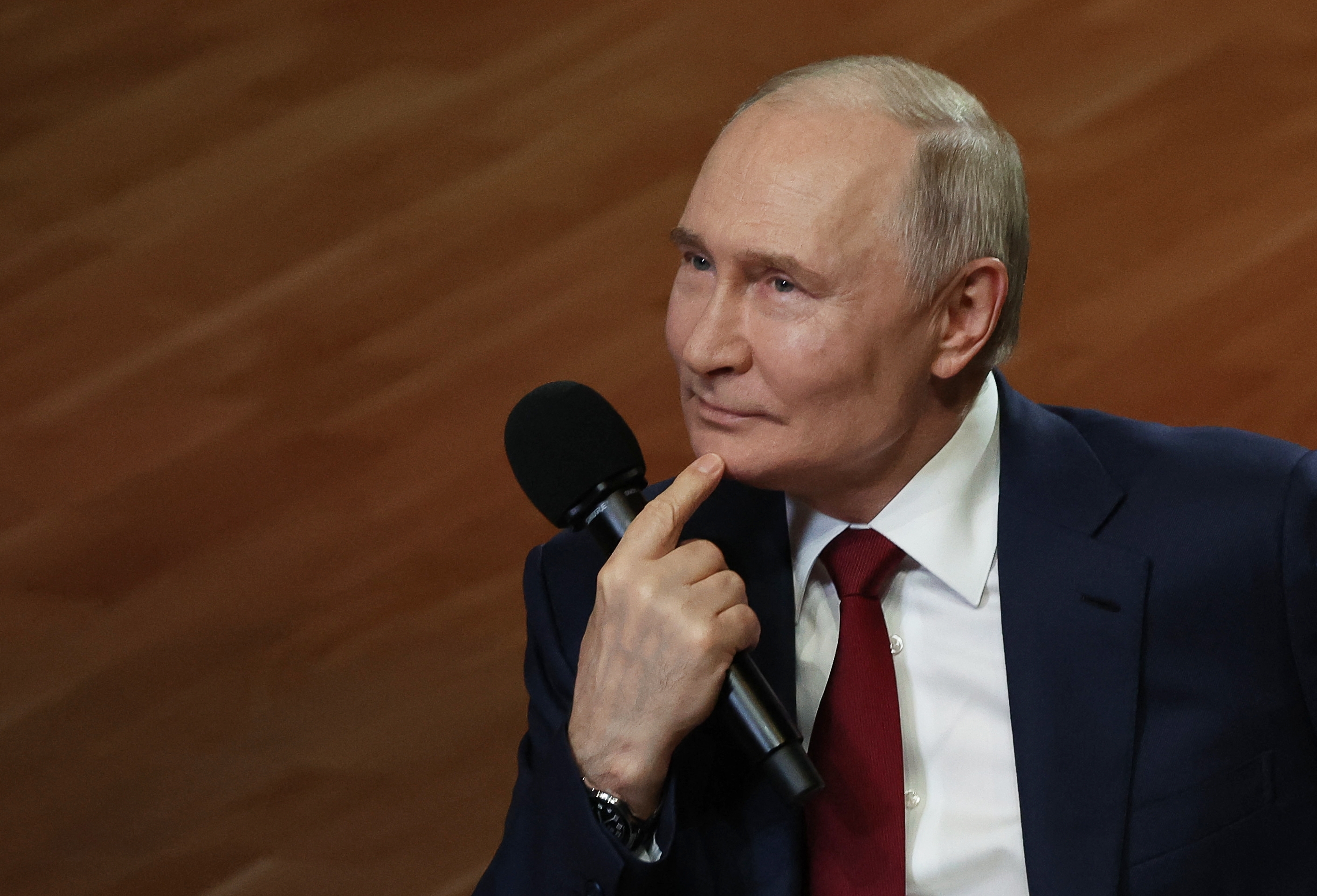 Photo of Vladimir Putin at a meeting with students.