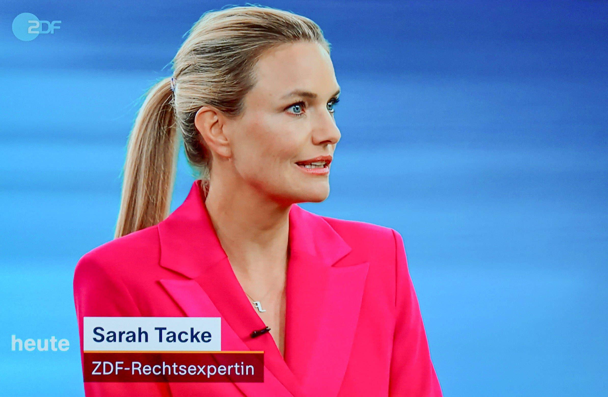Screenshot of Sarah Tacke, ZDF legal expert, during a live interview.