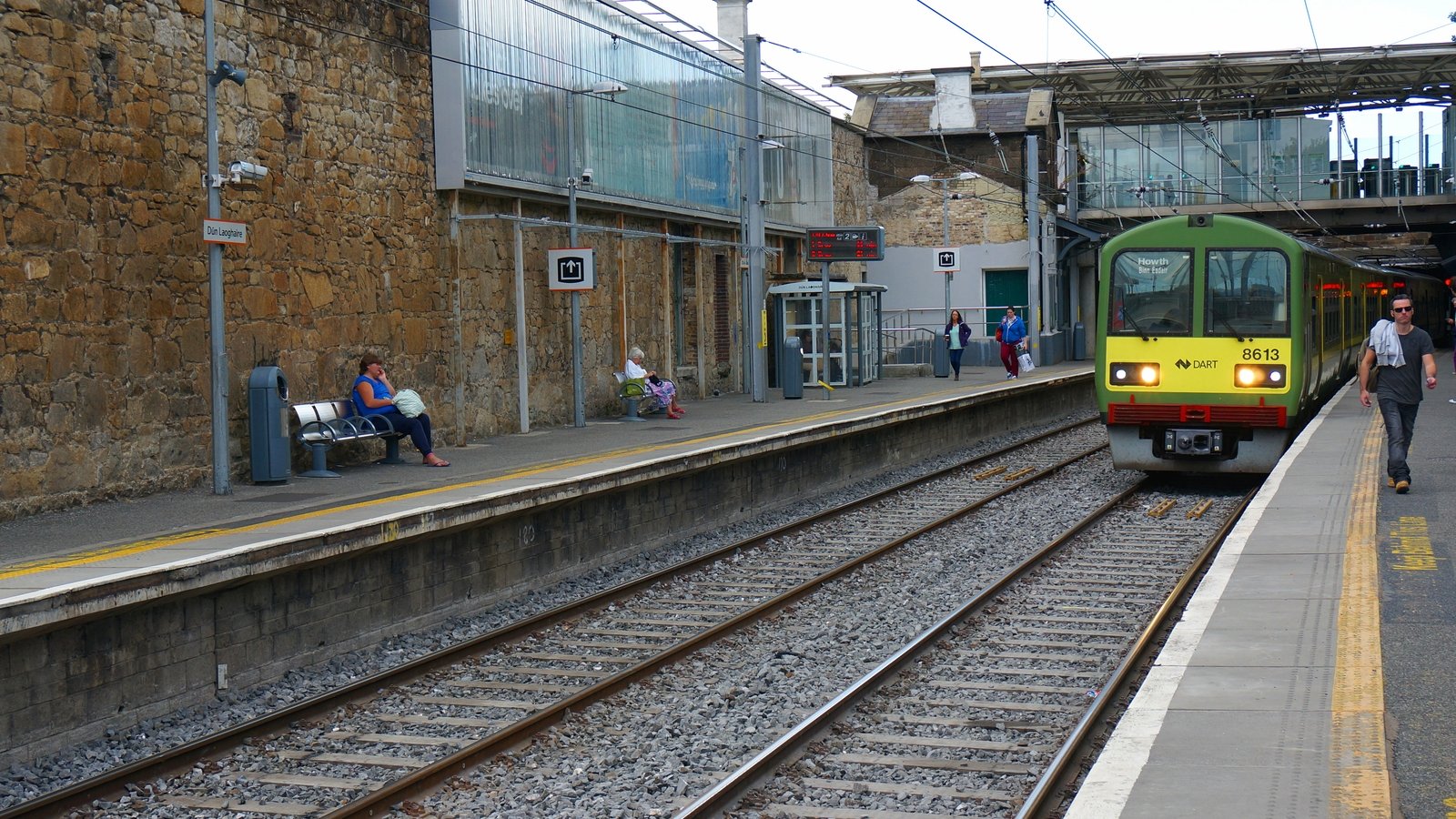 Man dies after fall onto Dún Laoghaire DART platform