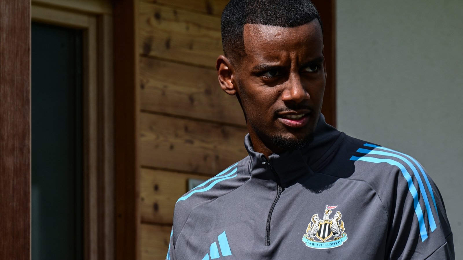 Howe tells Isak he 'must earn right to train with us'