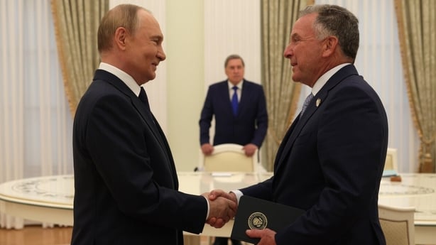 vladimir putin and steve witkoff shake hands