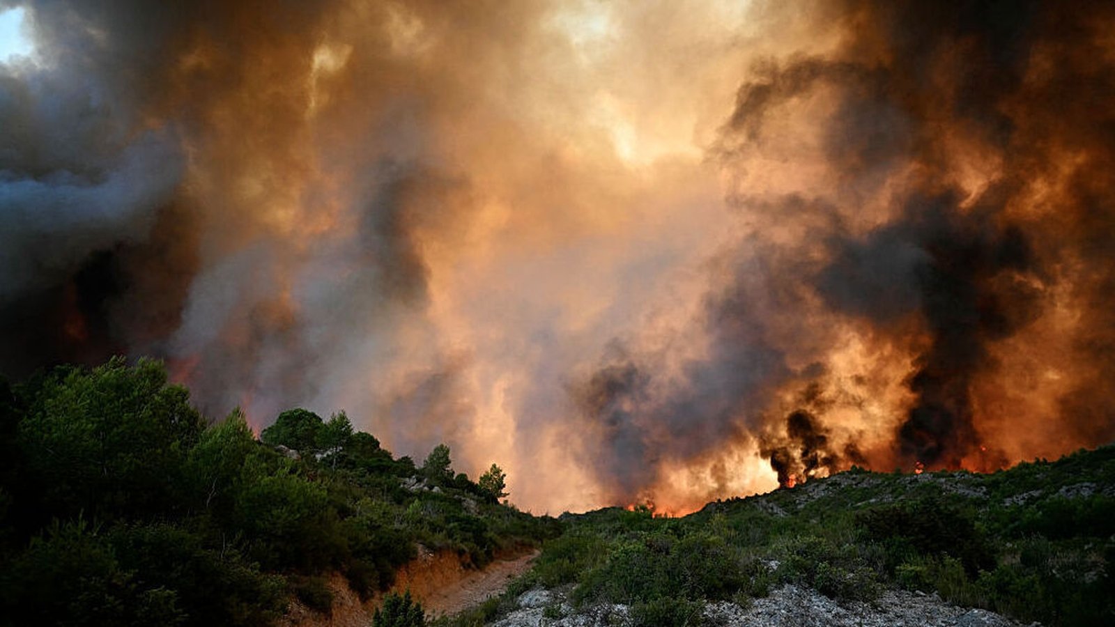 France battles huge wildfire for second day in a row
