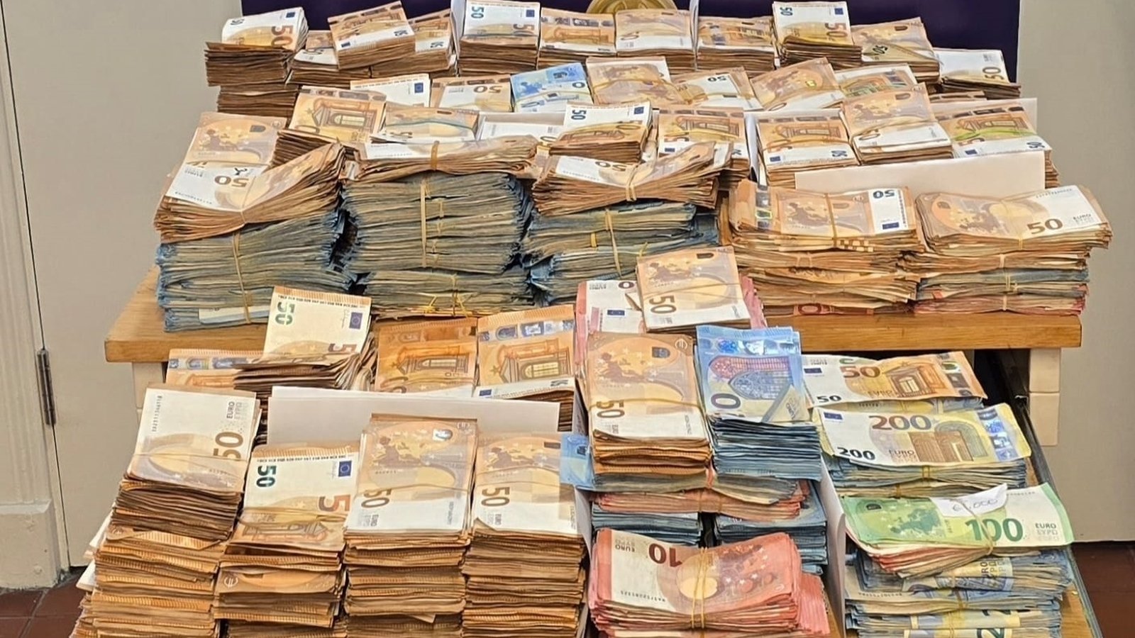 Three arrested and €1.28m seized in Dublin operation