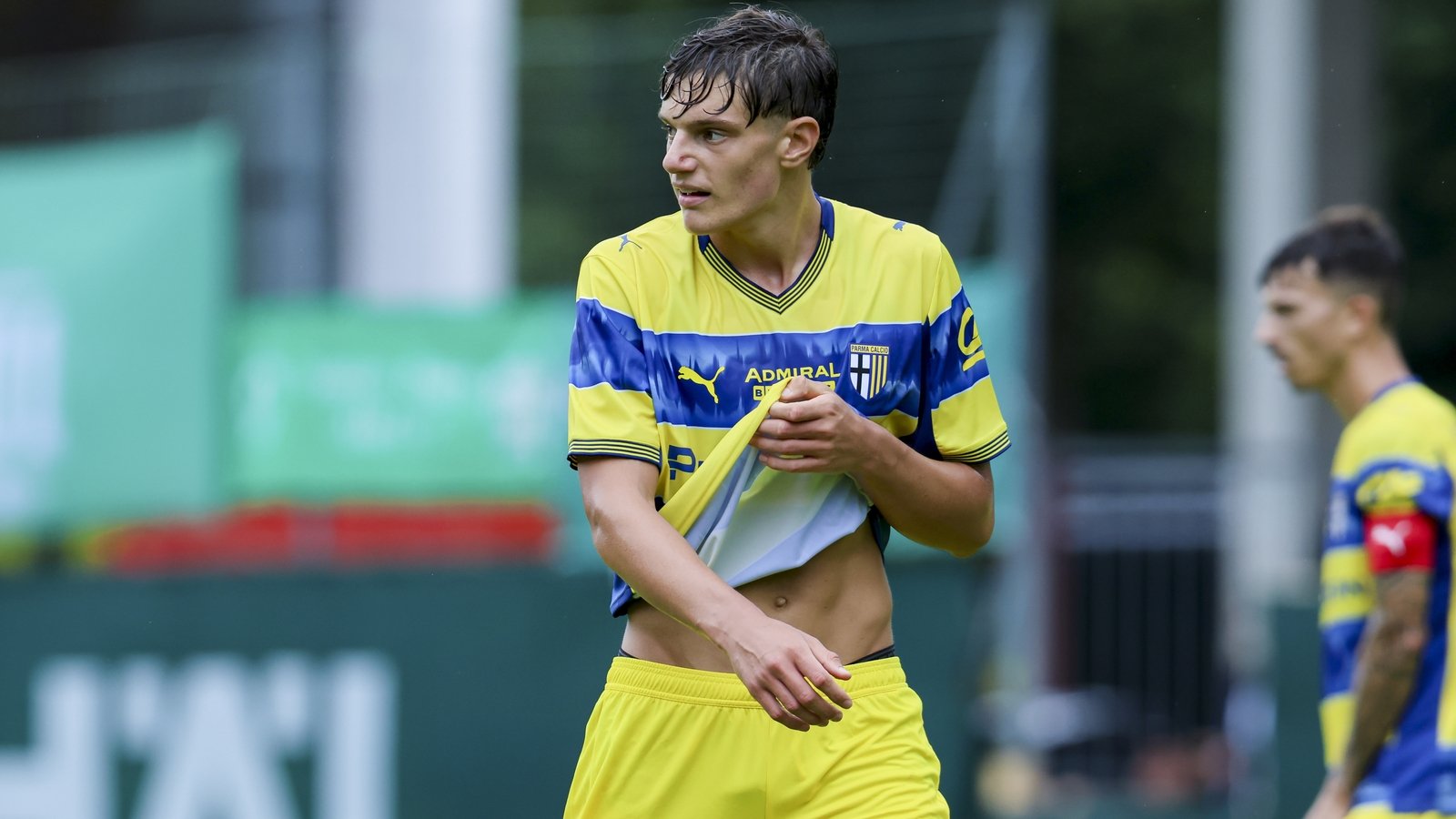 Liverpool agree deal to sign Parma's Leoni