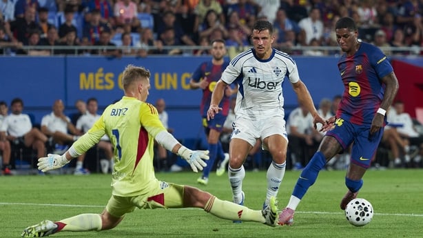 BARCELONA, SPAIN - AUGUST 10: Marcus Rashford of FC Barcelona competes for the ball with Jean Butez of Como1907 during the Joan Gamper Trophy match between FC Barcelona and Como1907 at Estadi Johan Cruyff on August 10, 2025 in Barcelona, Spain. (Photo by Pedro Salado/Getty Images)