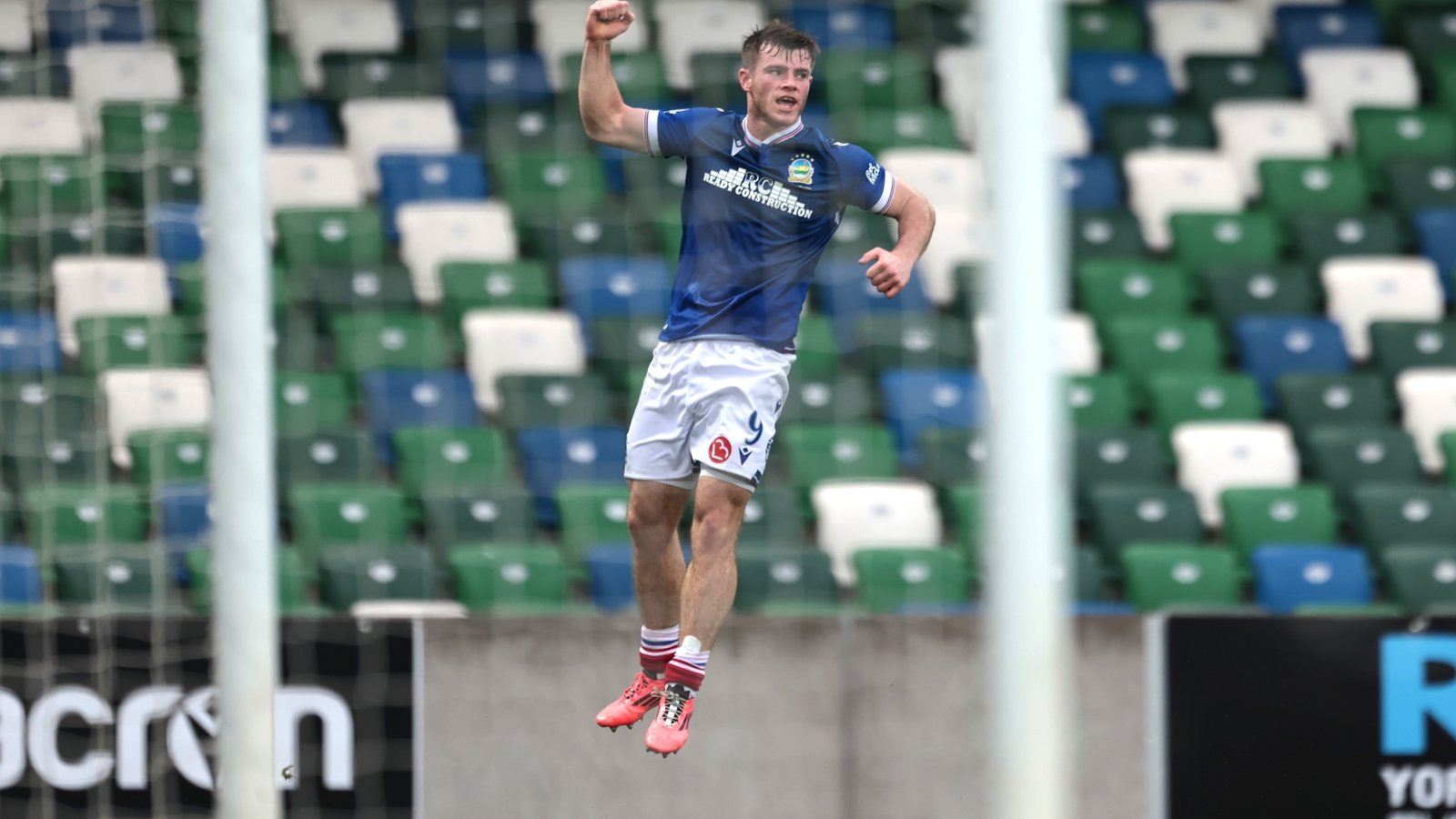 Linfield and Hibs into play-offs