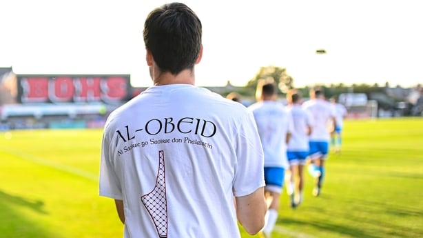 15 August 2025; Liam Smith of Bohemians makes his way onto the pitch to warm up wearing a tee-shirt in tribute to Palestinian footballer Suleiman al-Obaid before the Sports Direct Men's FAI Cup third round match between Bohemians and Sligo Rovers at Dalymount Park in Dublin. Photo by Seb Daly/Sports