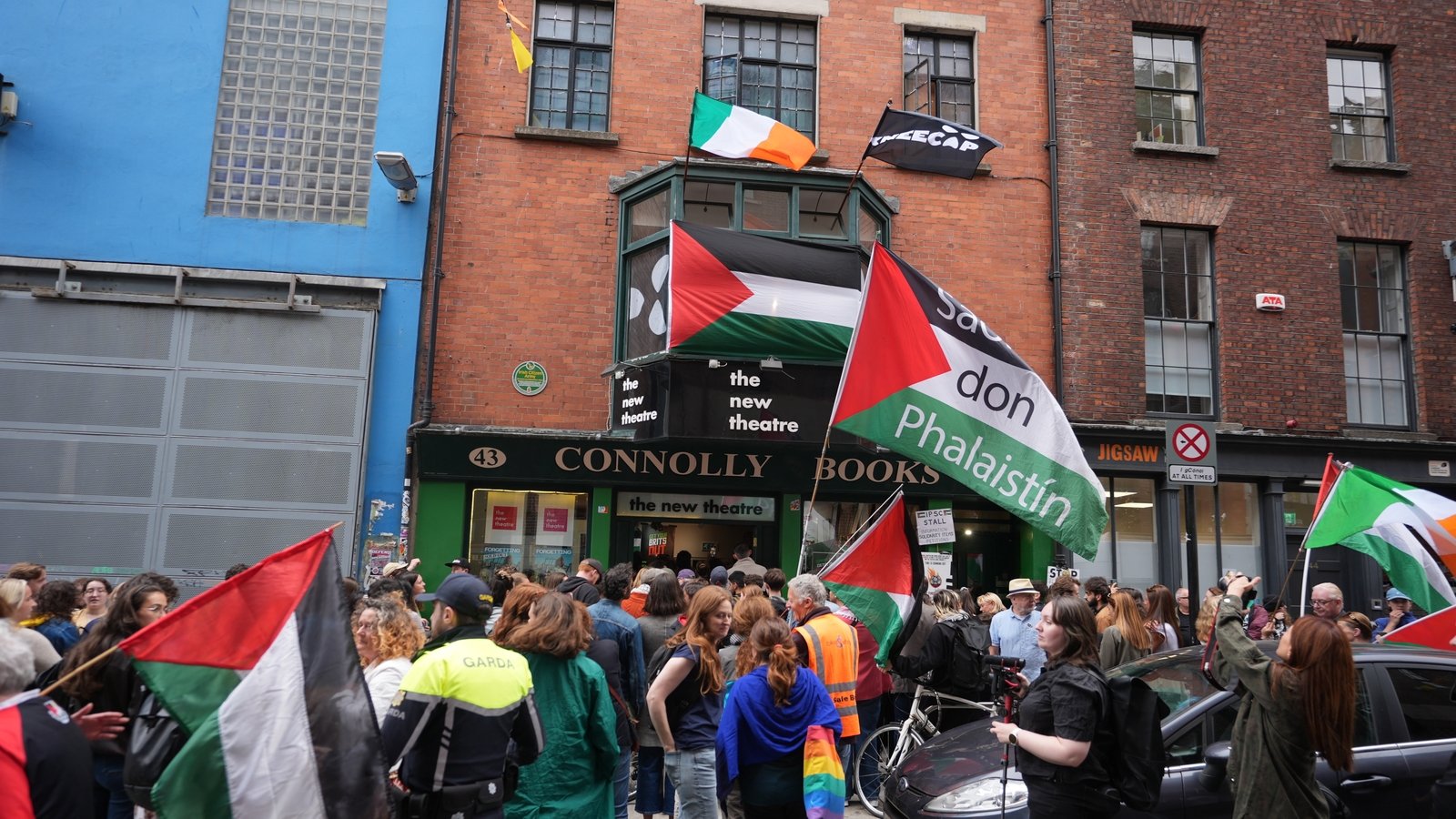 Hundreds at solidarity gig in Dublin for Kneecap rapper