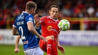 21 August 2025; Harry Wood of Shelbourne in action against Sam Roscoe of Linfield during the UEFA Conference League Play-off Round first leg match between Shelbourne and Linfield at Tolka Park in Dublin. Photo by Sam Barnes/Sportsfile