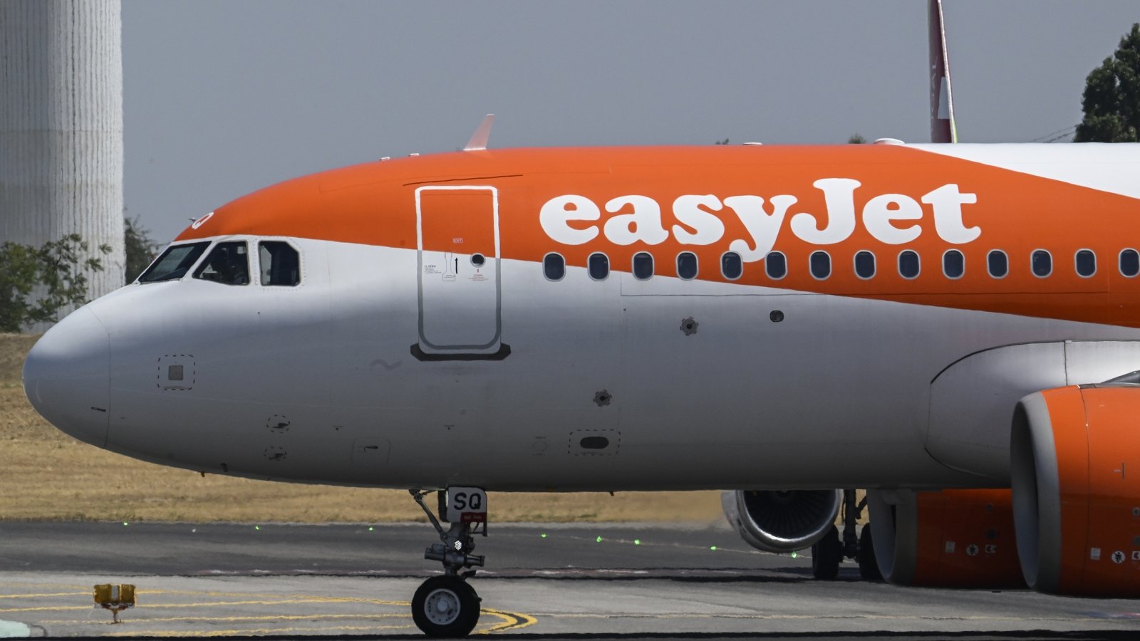 EasyJet flight in U-turn after man tries to enter cockpit