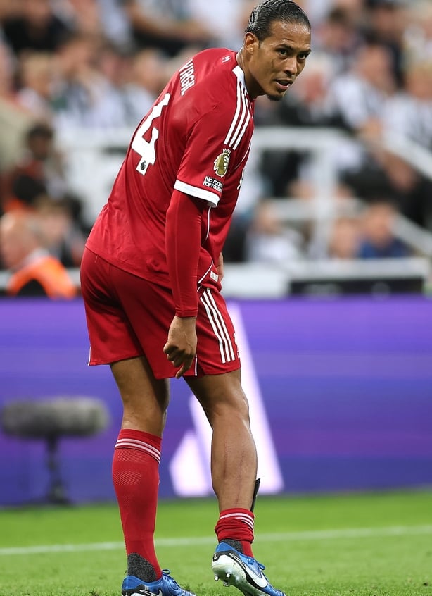 NEWCASTLE UPON TYNE, ENGLAND - AUGUST 25: Virgil van Dijk of Liverpool shows the injury after a tackle by Anthony Gordon of Newcastle United which resulted in a red card during the Premier League match between Newcastle United and Liverpool at St James' Park on August 25, 2025 in Newcastle upon Tyne