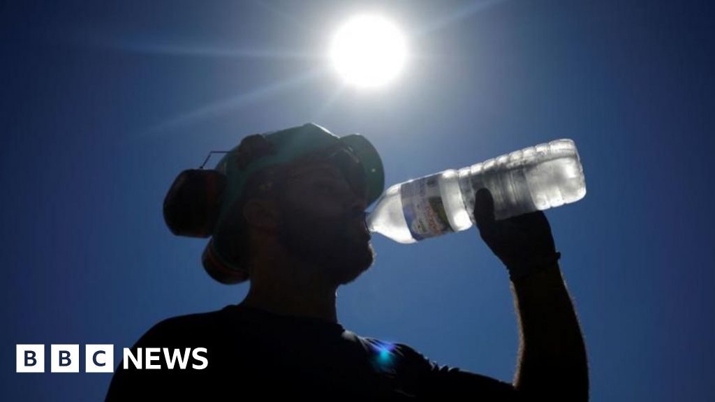 WHO warns of risks of extreme heat in the workplace