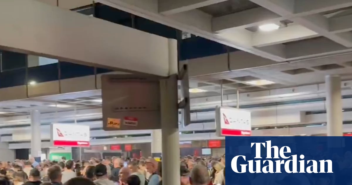 Confused passengers evacuated from Brisbane domestic airport and told to re-screen after metal detector fault | Queensland