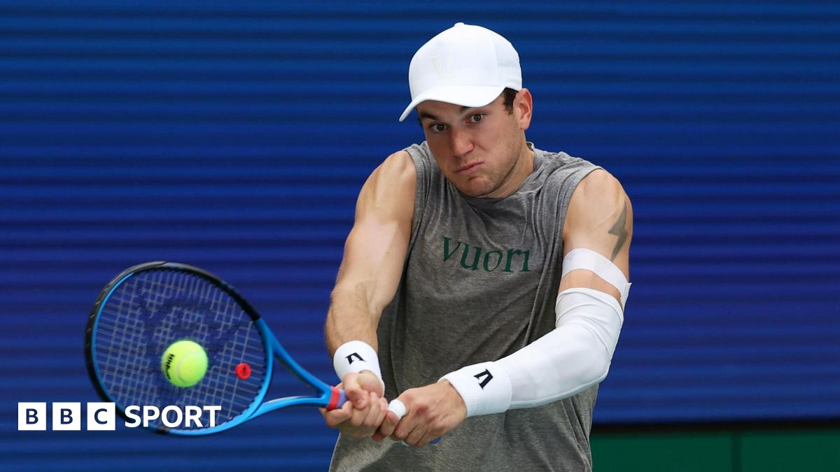 England women lift trophy