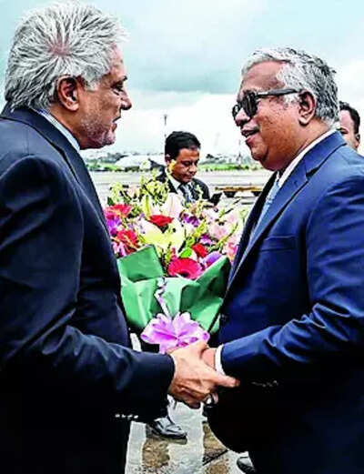 Pakistan foreign min in Dhaka to rebuild ties, first in 13 years