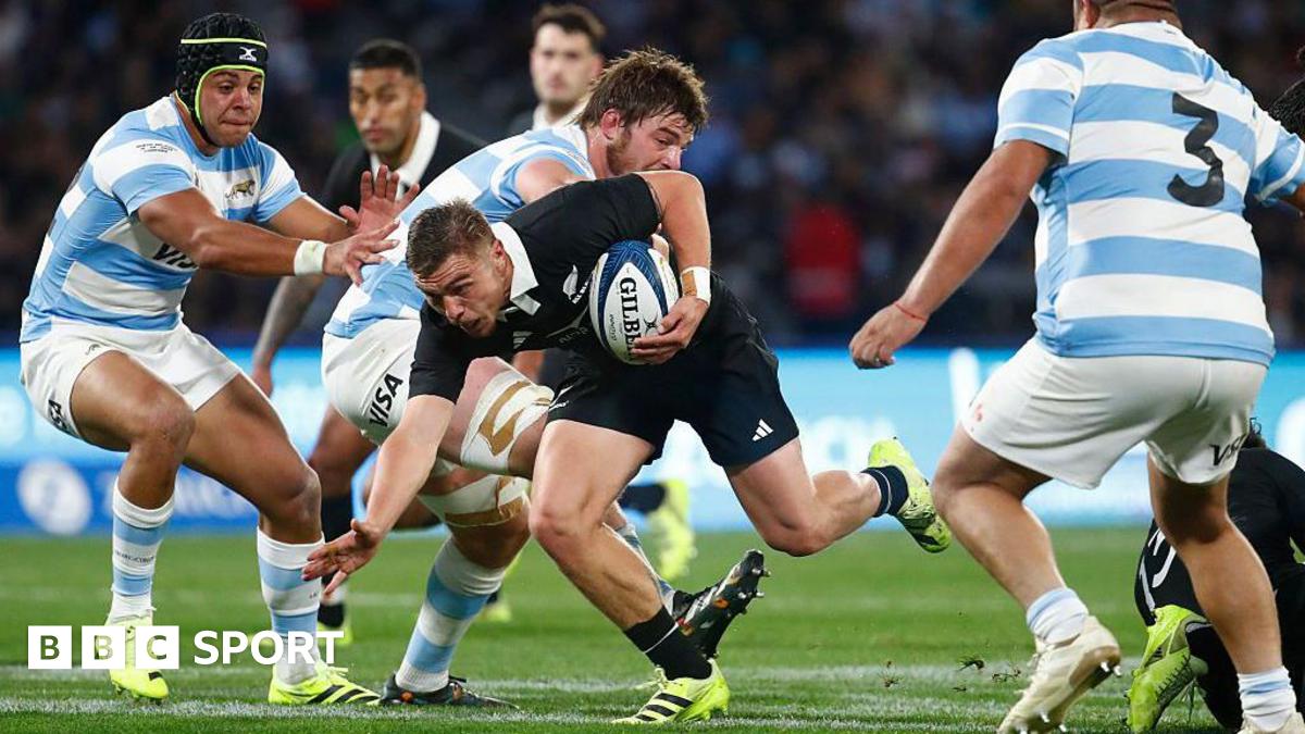 Cortez Ratima scoring a try against Argentina