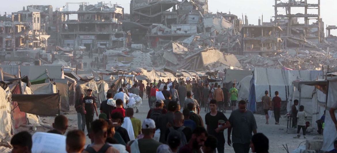 Thousands of Palestinians seeking aid arriving from the Israeli Zikim crossing in northern Gaza.