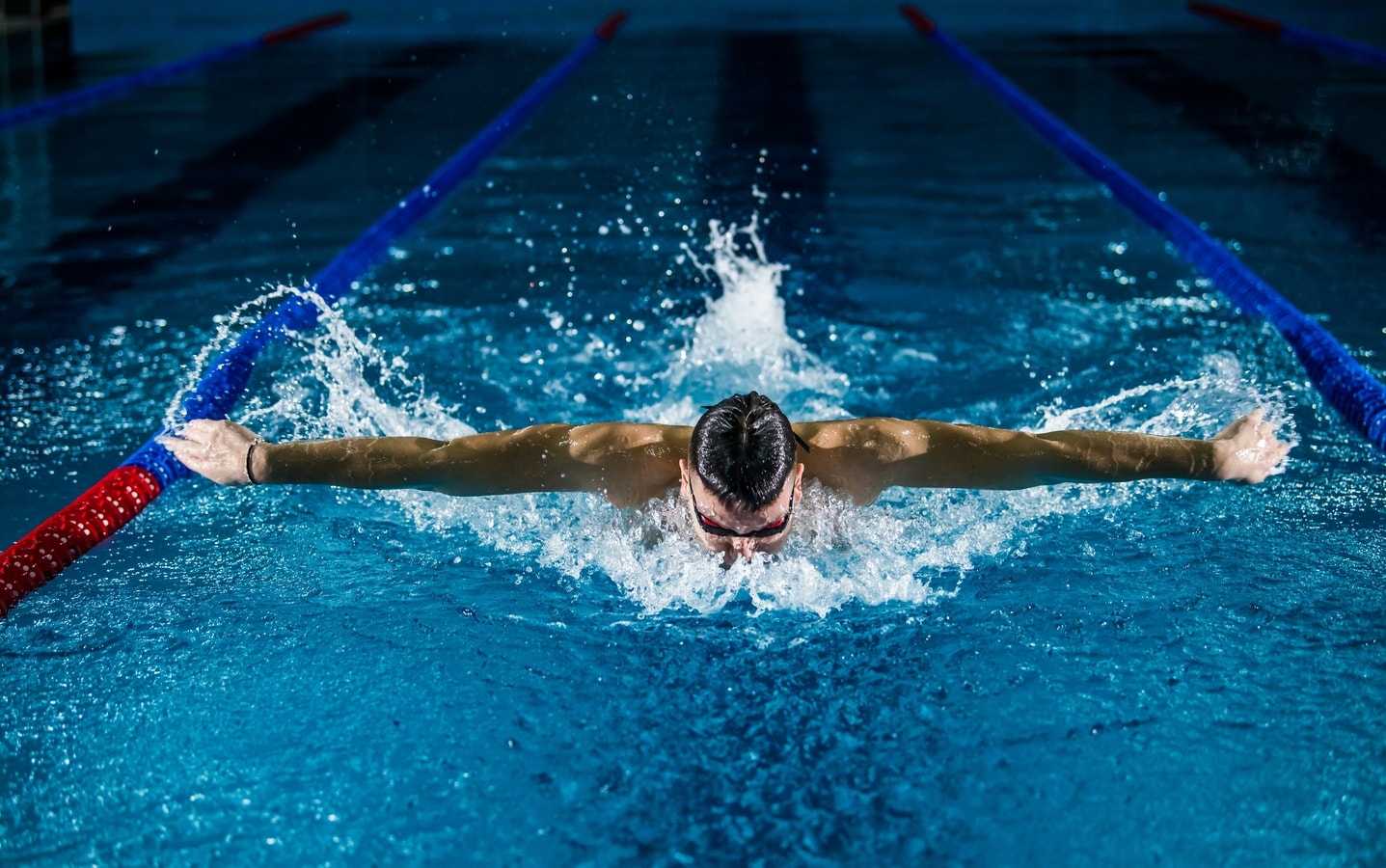 Eye surgeon says ‘never swim with contact lenses’; warns it can lead to serious eye infections like conjunctivitis | Health