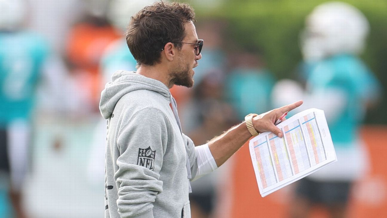 Mike McDaniel breaks up Dolphins-Bears skirmish in joint practice