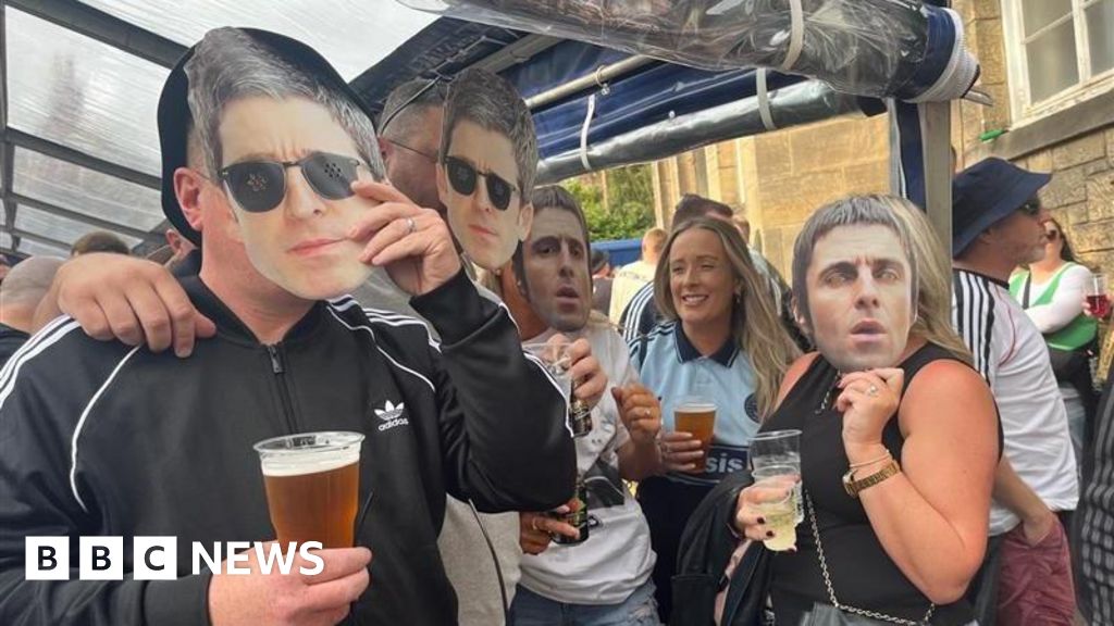 Oasis call Edinburgh Council a 'bunch of snakes' over fan comments