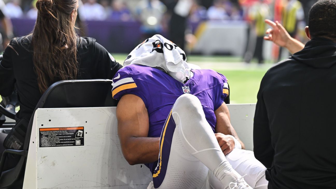 Vikings' Rondale Moore hurts knee in 'heartbreaking' situation