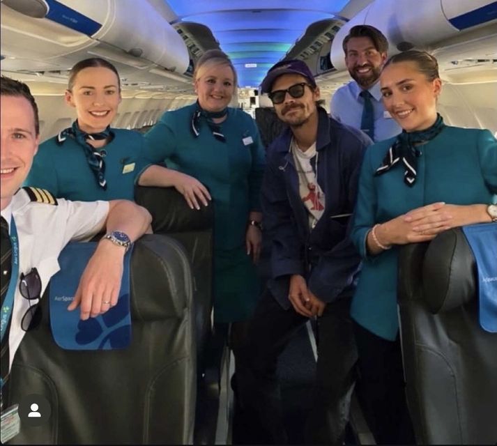 Harry Styles posing for a snap with the Aer Lingus crew who flew him over to Ireland.