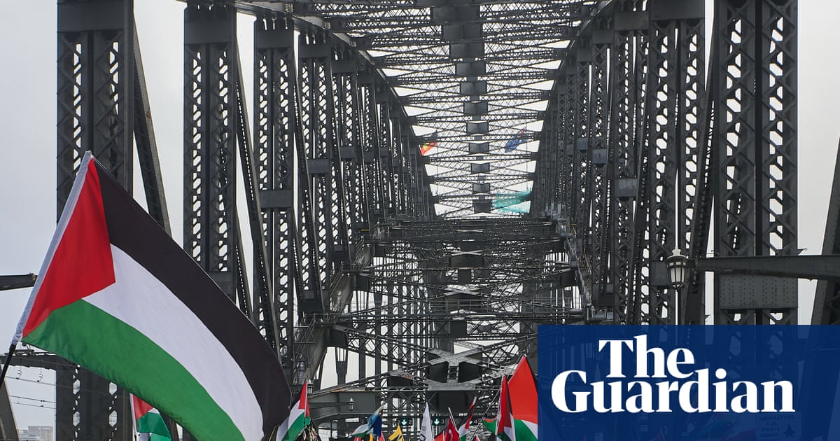 Sydney restaurant faces human rights complaint after temporarily denying entry to people wearing keffiyehs | New South Wales