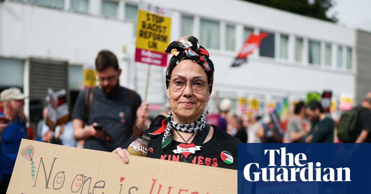 Anti-racism and anti-immigration protesters in Falkirk face off outside asylum hotel | Immigration and asylum