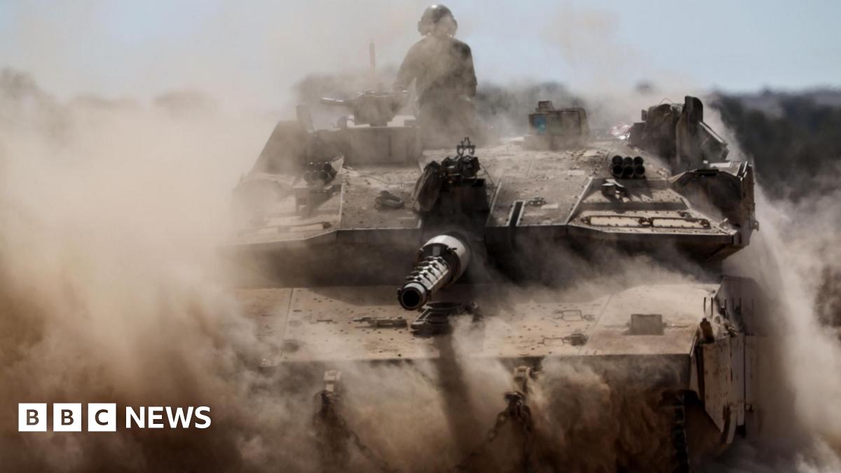 Israeli tanks manoeuvre along the Israel-Gaza perimeter, in southern Israel (19 August 2025)