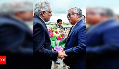 Pakistan foreign min in Dhaka to rebuild ties, first in 13 years