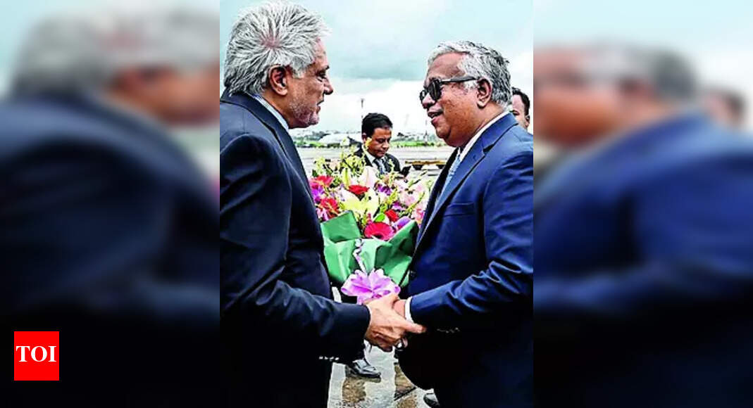 Pakistan foreign min in Dhaka to rebuild ties, first in 13 years
