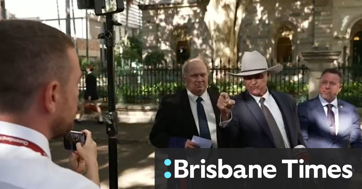 Bob Katter threatens to punch Nine reporter Josh Bavas during anti-immigration press conference