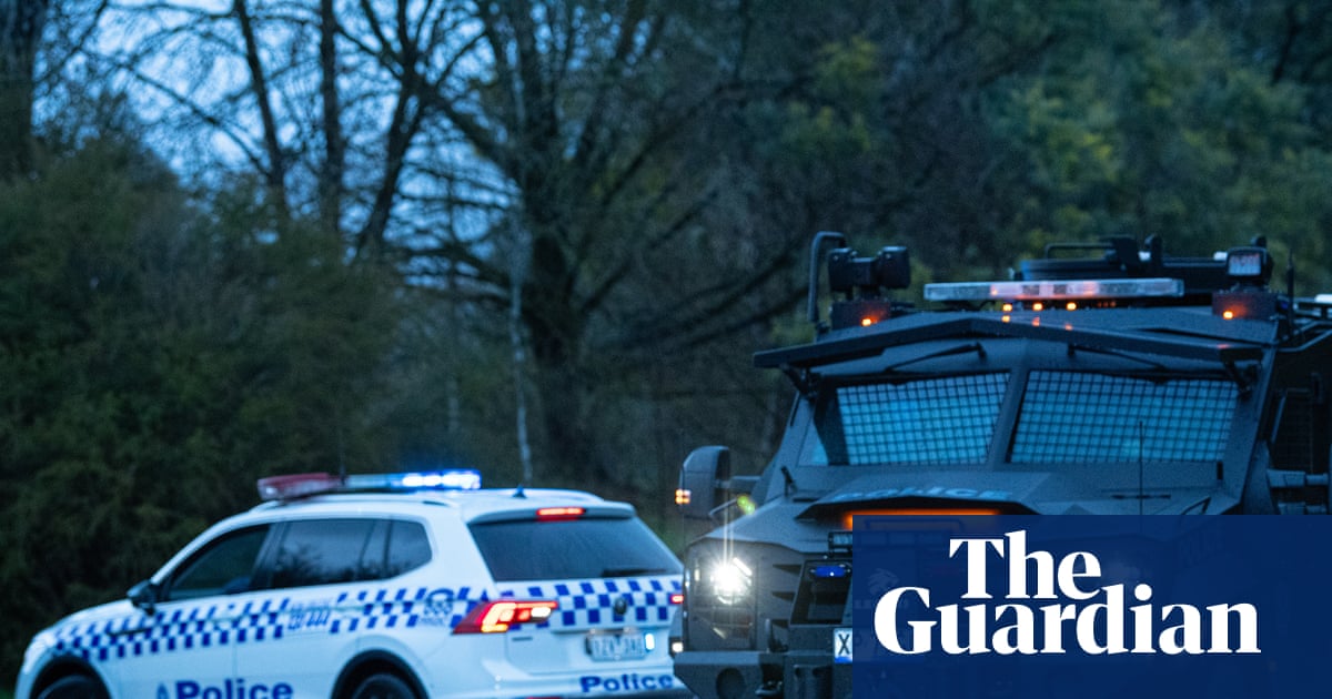 Porepunkah police shooting: two people arrested in late-night raid as manhunt for suspect Dezi Freeman continues | Porepunkah shooting