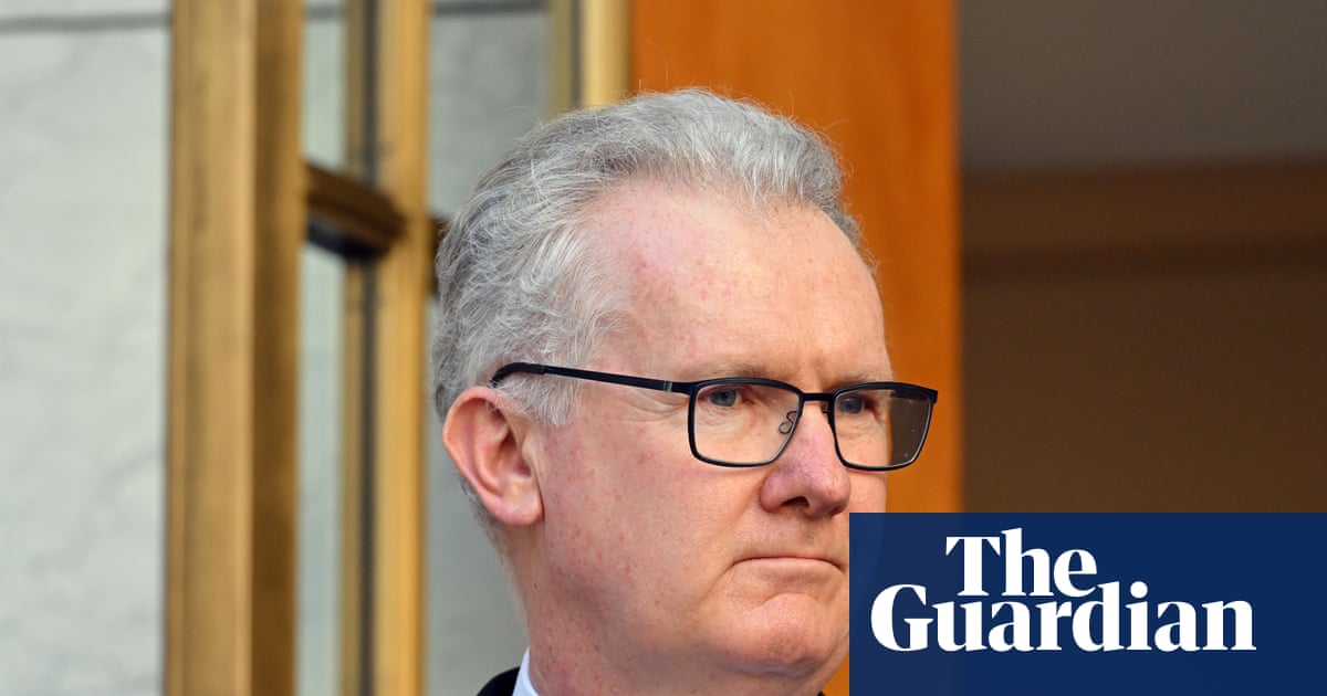 Australia signs $400m deal to deport foreign-born former detainees to Nauru | Australian politics