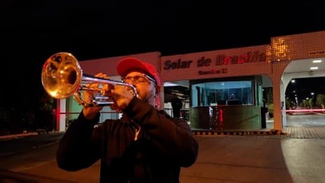 Fabiano Leitão performs excerpt from Chopin’s Funeral March outside Bolsonaro's home – video