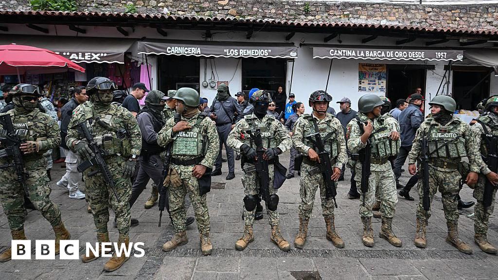 Mexico extradites 26 inmates wanted over cartel links to US