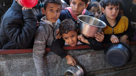 Palestinian children wait to receive food cooked by a charity kitchen amid shortages of food supplies, as the ongoing conflict between Israel and the Palestinian Islamist group Hamas continues, in Rafah, in the southern Gaza Strip, February 5, 2024. REUTERS/Ibraheem Abu Mustafa

