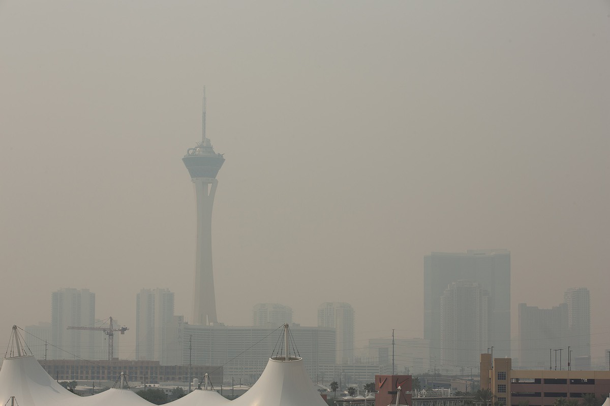 Smoke blanketing Las Vegas will stay 'another couple of days' -
Las Vegas Sun News
