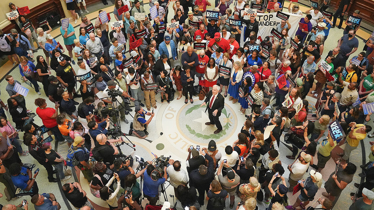 loyd Doggett, D-Austin, protests redistricting plans before the hearing of the House Select Committee on Congressional Redistricting at the Capitol in Austin