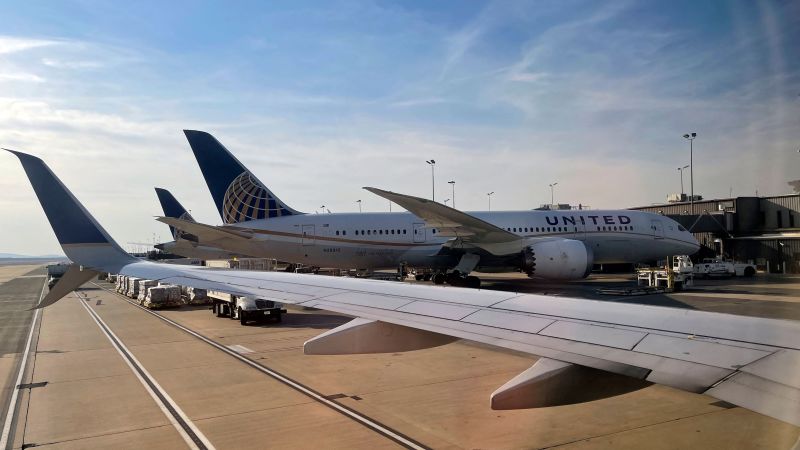 United Airlines pilot declares mayday, flight makes emergency landing at Washington Dulles airport