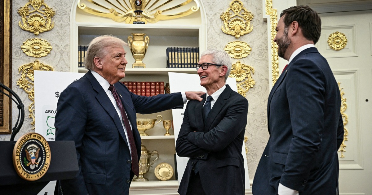 Apple, under Trump pressure, vows more U.S. investment