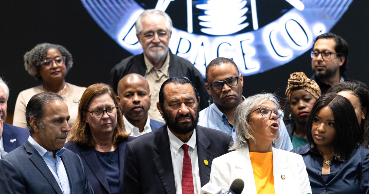 Texas state lawmakers in Illinois evacuated from their hotel after threat