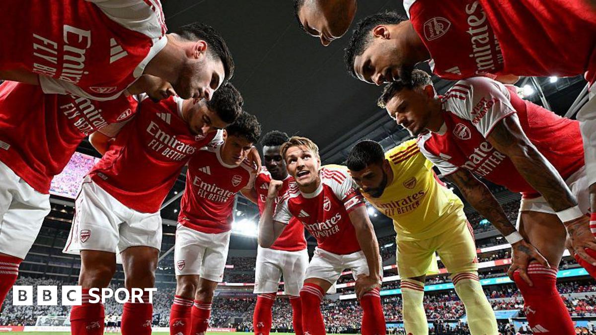 Arsenal players talk in a huddle
