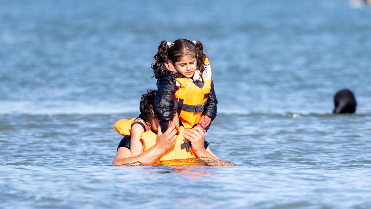 UK ready to deport 100 migrants but those in France are undeterred