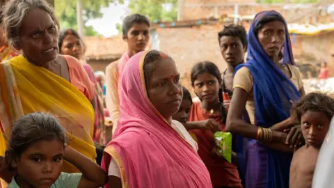 Afzal Adeeb Khan/ BBC Women and children of Danara village in Bihar